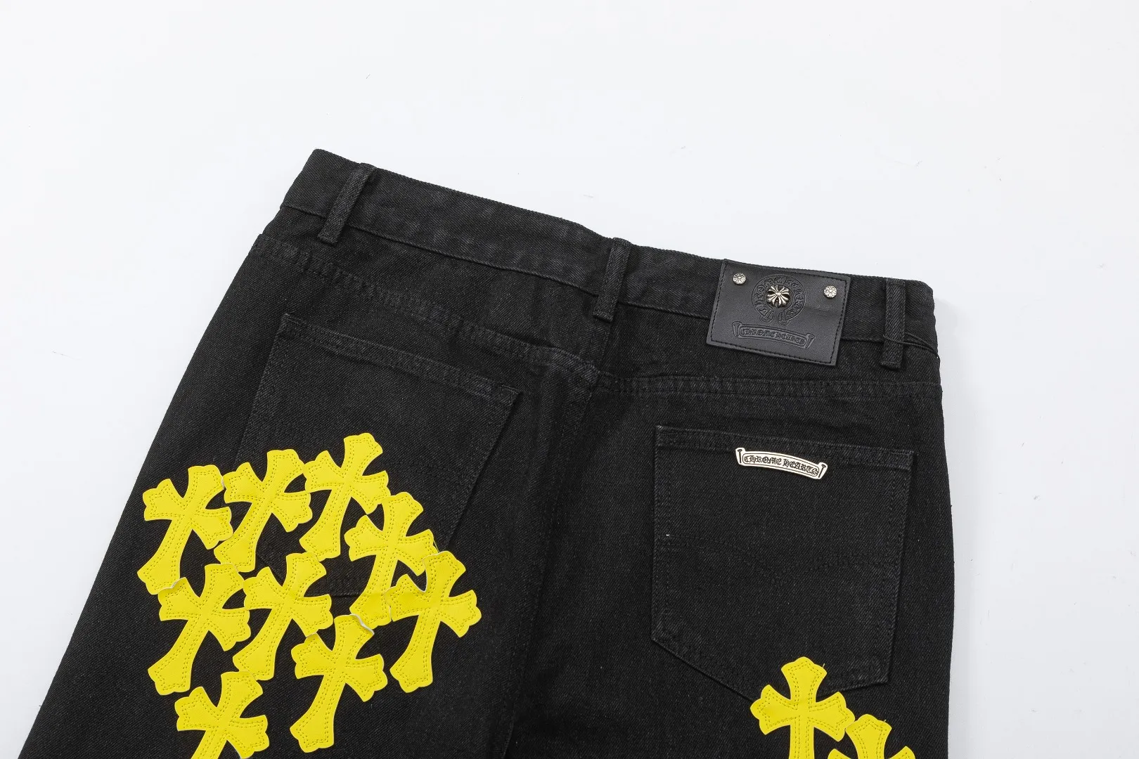 KE928#P230 The only correct leather label version on the market Chrome Hearts CH Cross embroidery distressed jeans Top ceiling quality 100% correct version The correct version is here!  Believe me this must be the best quality you will ever come across! ! Excellent value for money! !  Styles with different washes and textures are very friendly to people with thin legs and thick legs. The straight version is very flattering to the shape of the legs. The moderate length is timeless and easy to match. It is the basis of various styles and a must-have in the wardrobe! ! Add a little stacking to easily control the clean fit trend that has exploded this year. The fabric is stiff but also makes the upper body soft without losing texture. The sides and cuffs of some styles have a bone-wash effect. The vintage flavor pops up all at once. It’s really hard not to love it! ✅Correctly customize the Croxin metal leather label on the back panel. It is not sold directly with the cross on the finished jeans. 1:1 copying strives for excellence and the details are perfectly grasped. ✅The cross leather label is clear and smooth. Exquisite turning top craftsmanship. ✅Buttons, zippers and hardware are all customized versions of the Croxin LOGO. ✅High-cost washing process. Size: 28 30 32 34 36 (5 sizes)